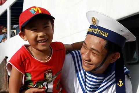Un soldat de la Marine et un enfant à Truong Sa. (Source: VNA)